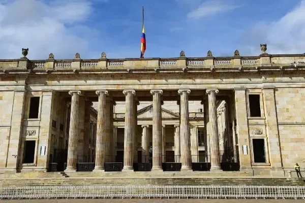Alerta fiscal: una de cada tres leyes en Colombia se aprueba sin saber cuánto cuesta