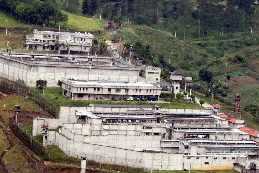 Gobierno suspende diálogos de paz urbana tras escándalo por parranda vallenata en cárcel de Itagüí