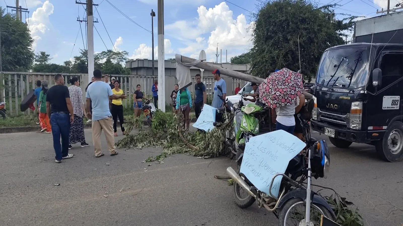 Bloqueo vial en el Cesar este lunes: comunidad exige entrega de viviendas