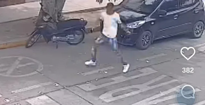 Cámaras captan llegar al presunto autor del asesinato de “El Mono Estrada” al lugar de los hechos