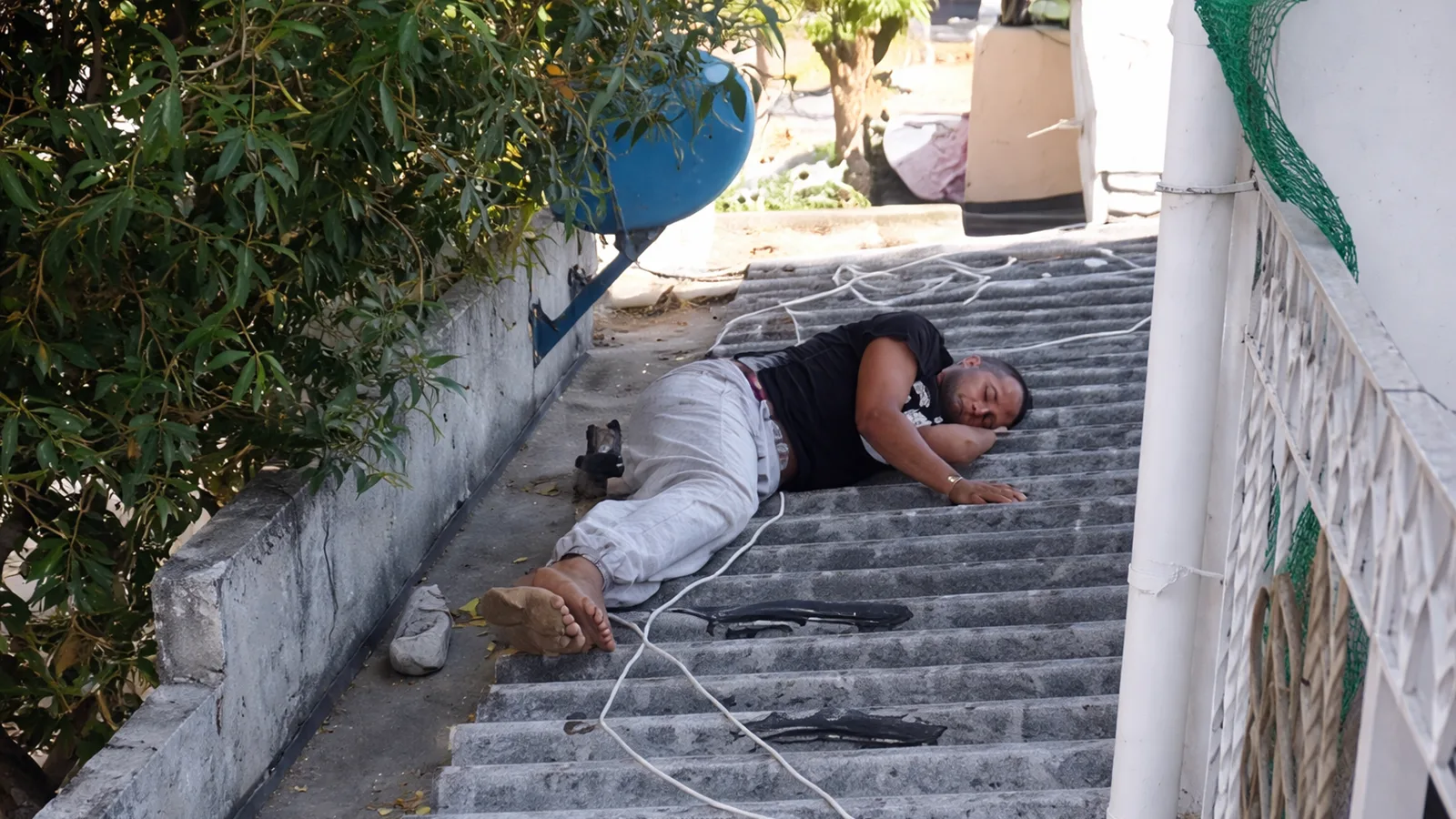 Insólito en Santa Marta: presunto ladrón se quedó dormido en el techo de una casa en pleno intento de robo