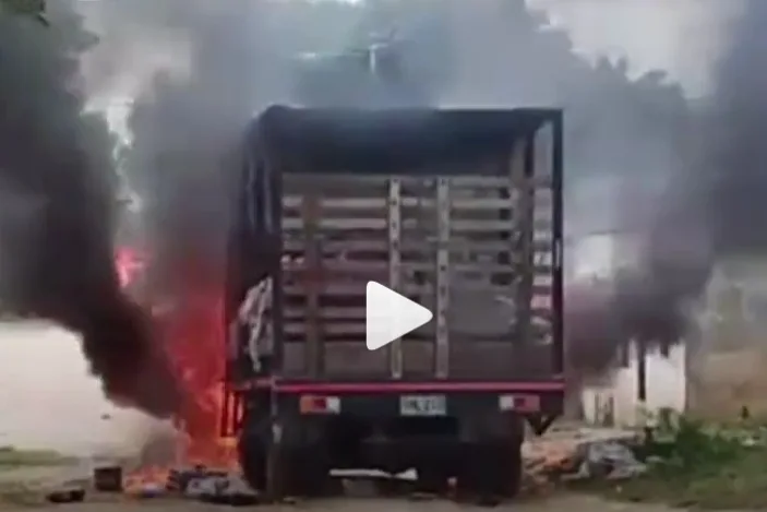 Camión cargado de gaseosas fue incinerado por hombres armados en zona rural de Riohacha