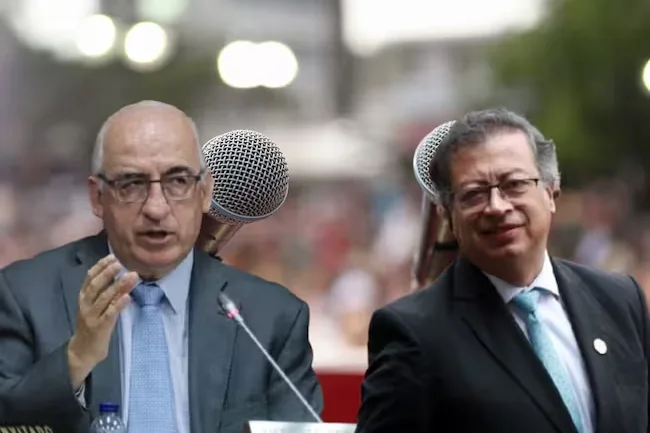 Petro amenaza con subir nuevamente el salario mínimo si el Banco de la República aumenta tasas