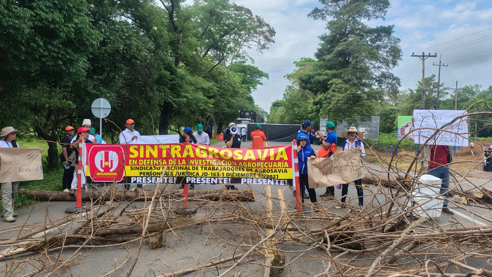 Trabajadores de AGROSAVIA bloquean vía entre Becerril y Codazzi