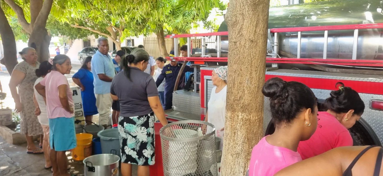 Bomberos de Valledupar dan la mano a comunidad olvidada por Emdupar