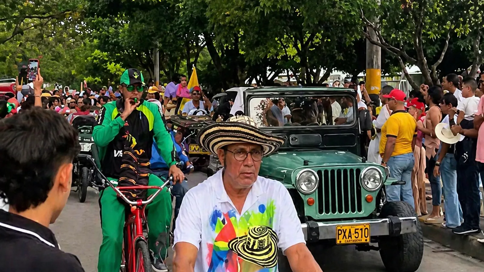 ¡En Valledupar, agarramos todo de chercha'!, pese a advertencias, desfile de Willys se desbordó de motos, carro vallas y hasta que camiones invadieron la ruta