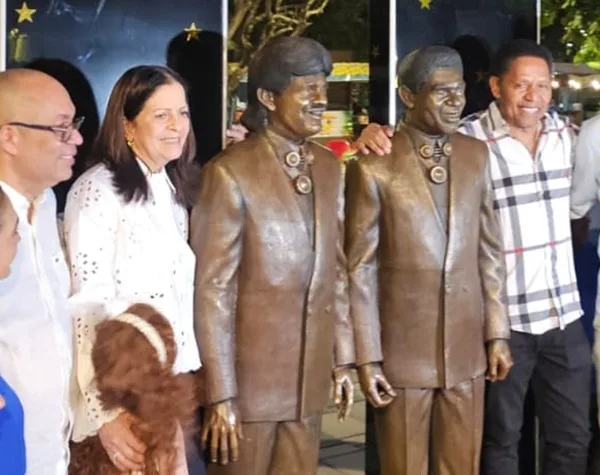 Al alcalde tampoco le gustó la escultura homenaje al Binomio de Oro