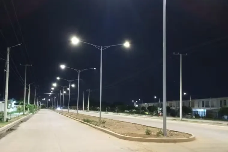 Roban luminarias y tumban postes en el Anillo Vial de Valledupar: pérdidas superan los $40 millones