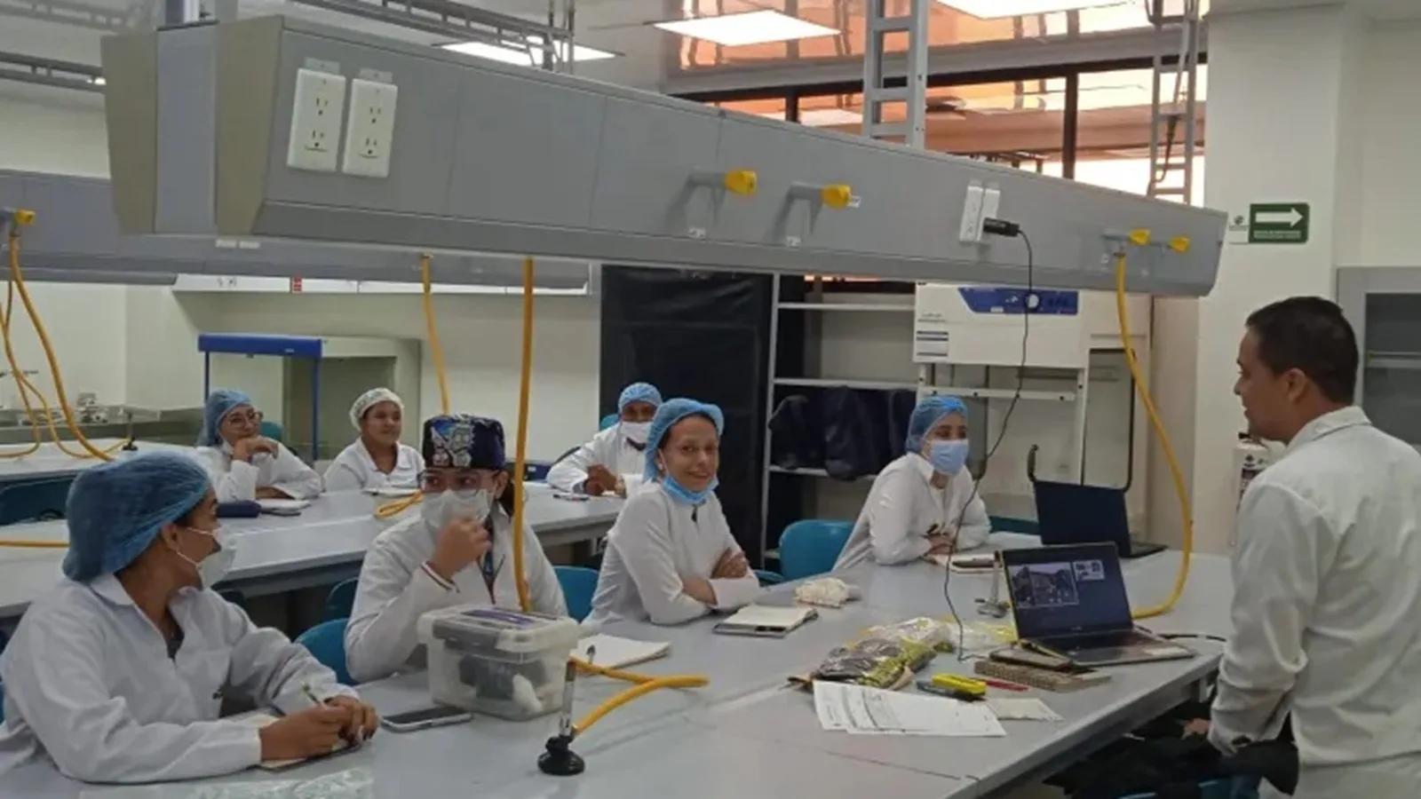 Más allá del laboratorio: la apuesta de la UPC por enseñar pensamiento crítico desde la filosofía en la ciencia