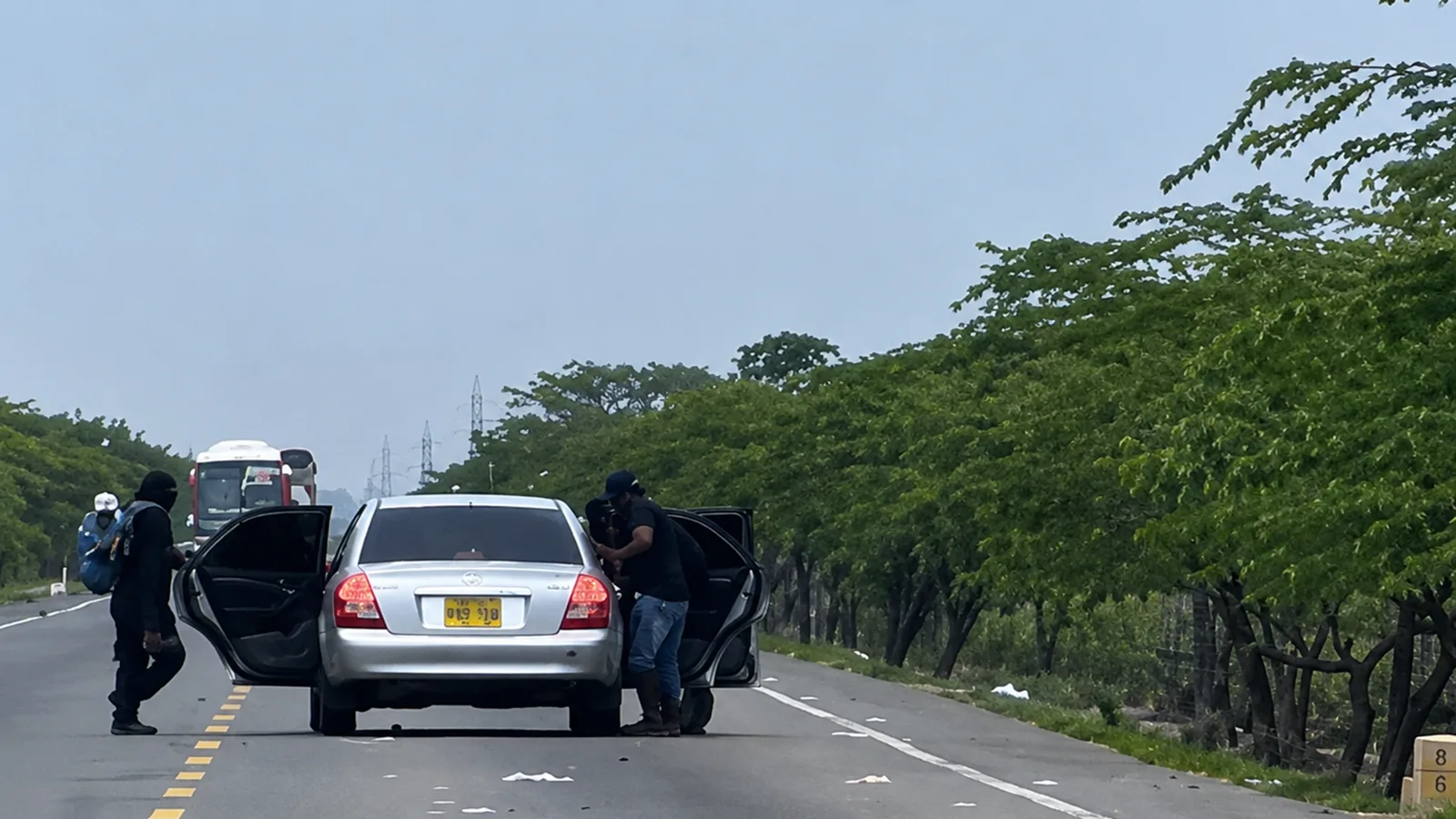 Retén ilegal y robo en vías de La Guajira quedó grabado en video: conductores exigen mayor presencia del Ejército