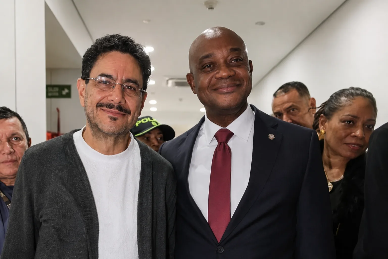 Luis Gilberto Murillo se suma a la campaña de Iván Cepeda y renuncia a su aspiración presidencial
