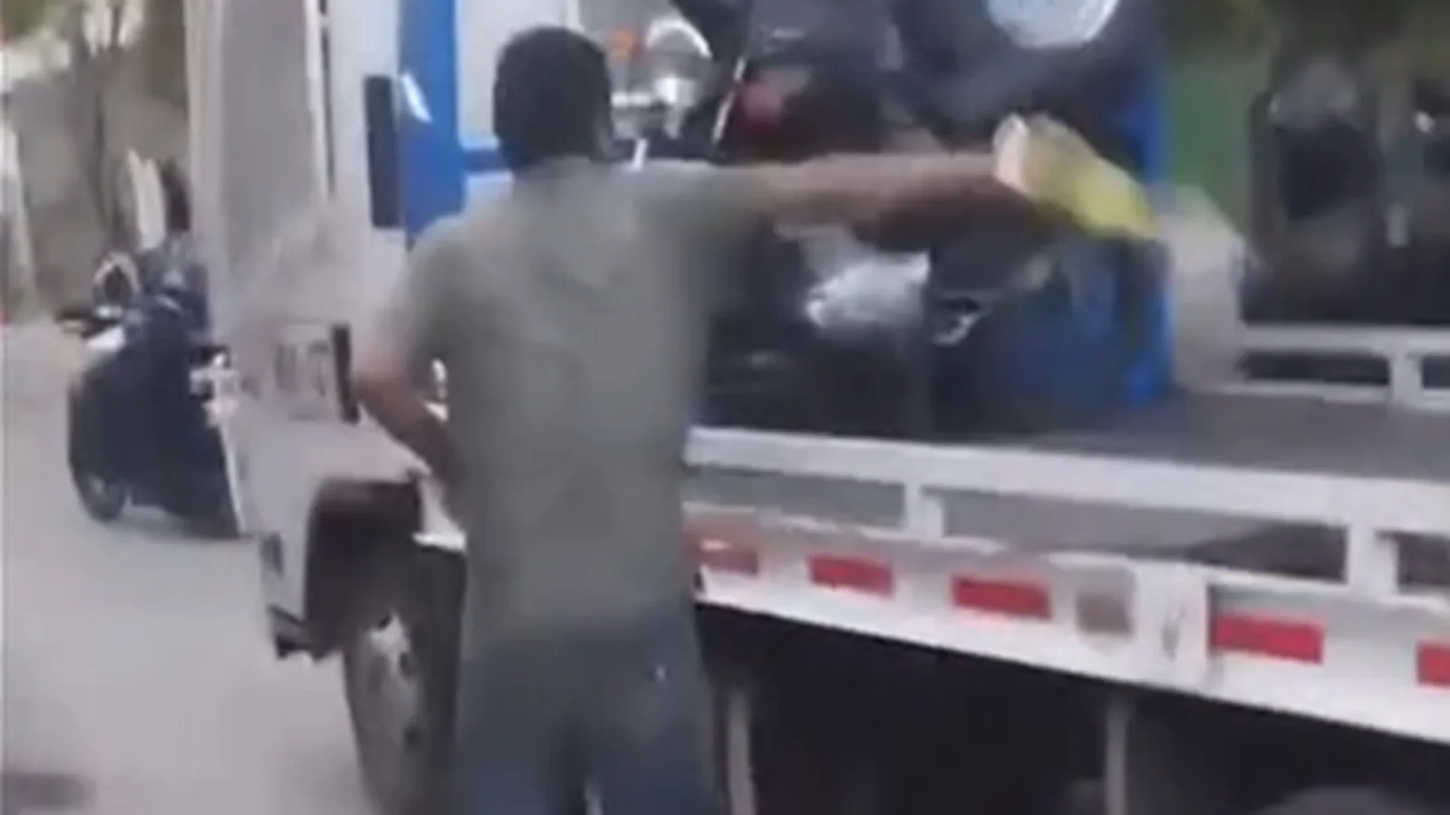 Motociclista intentó quemar una grúa tras inmovilización de su moto en Santa Marta