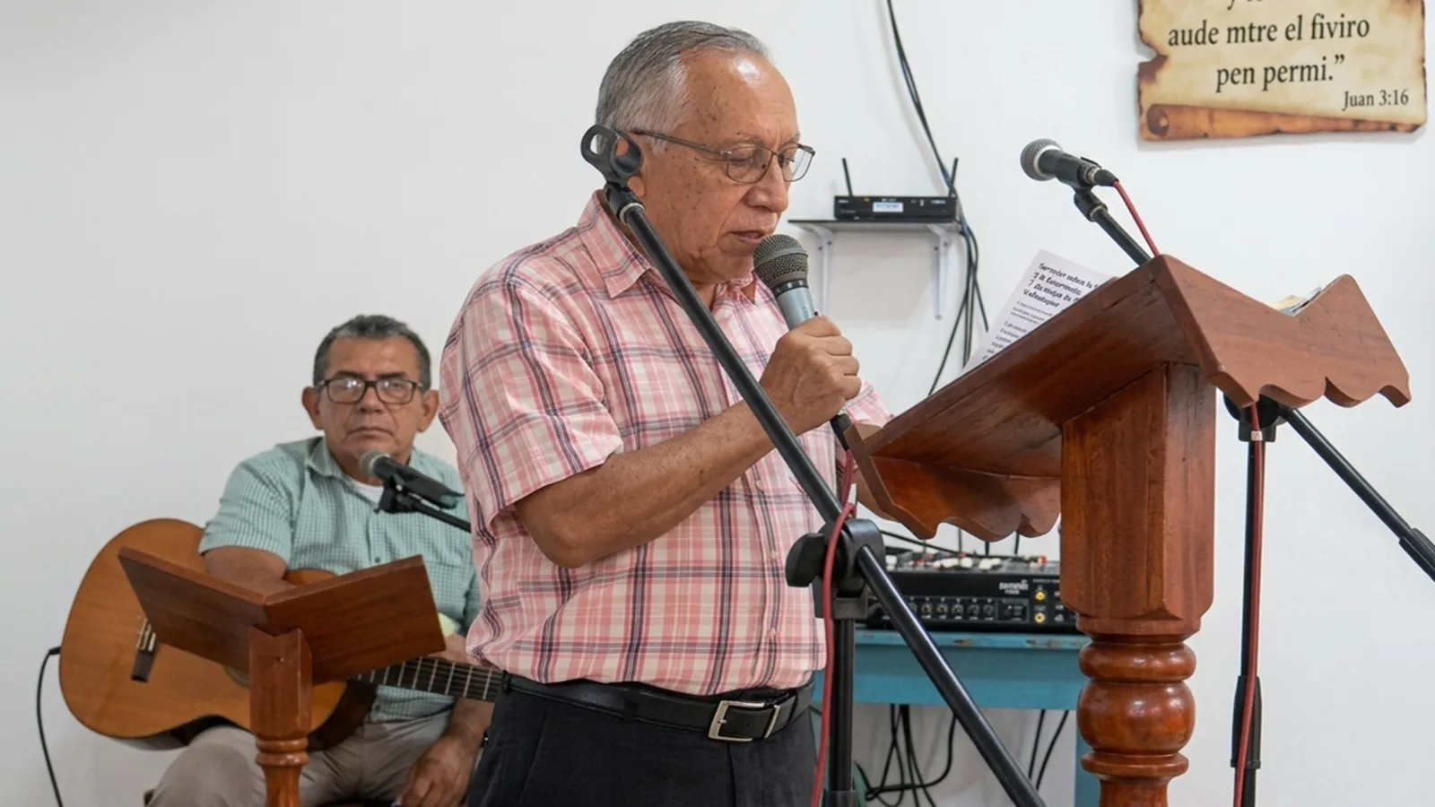 Hombre murió mientras cantaba durante un culto religioso