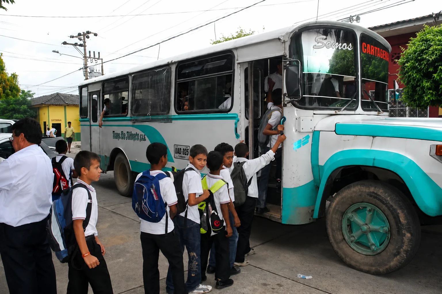 Recomiendan declarar desierta licitación de transporte escolar en Riohacha por incumplimientos financieros
