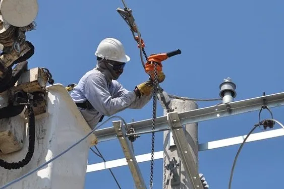 Habitantes de Becerril denuncian prolongados cortes de energía en medio de intensas temperaturas