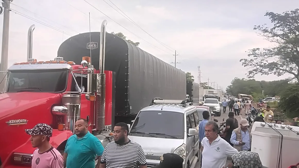 Monumental trancón en salida a Becerril por protesta ciudadana