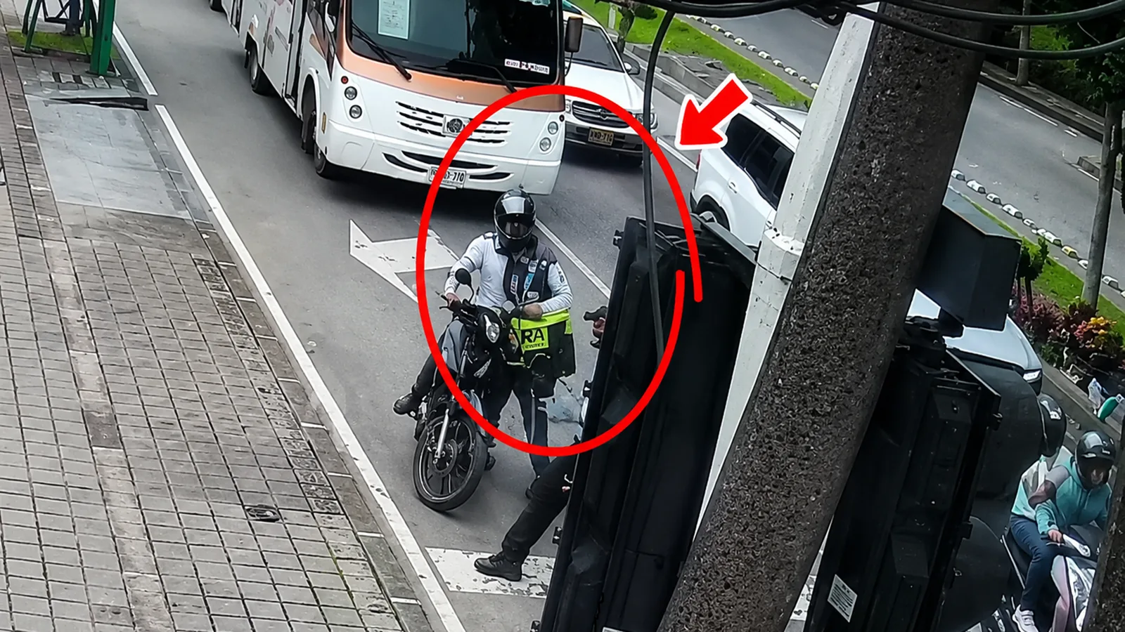 Video de operativo en Villavicencio desata polémica, agente de tránsito tumbó a motociclista en plena vía