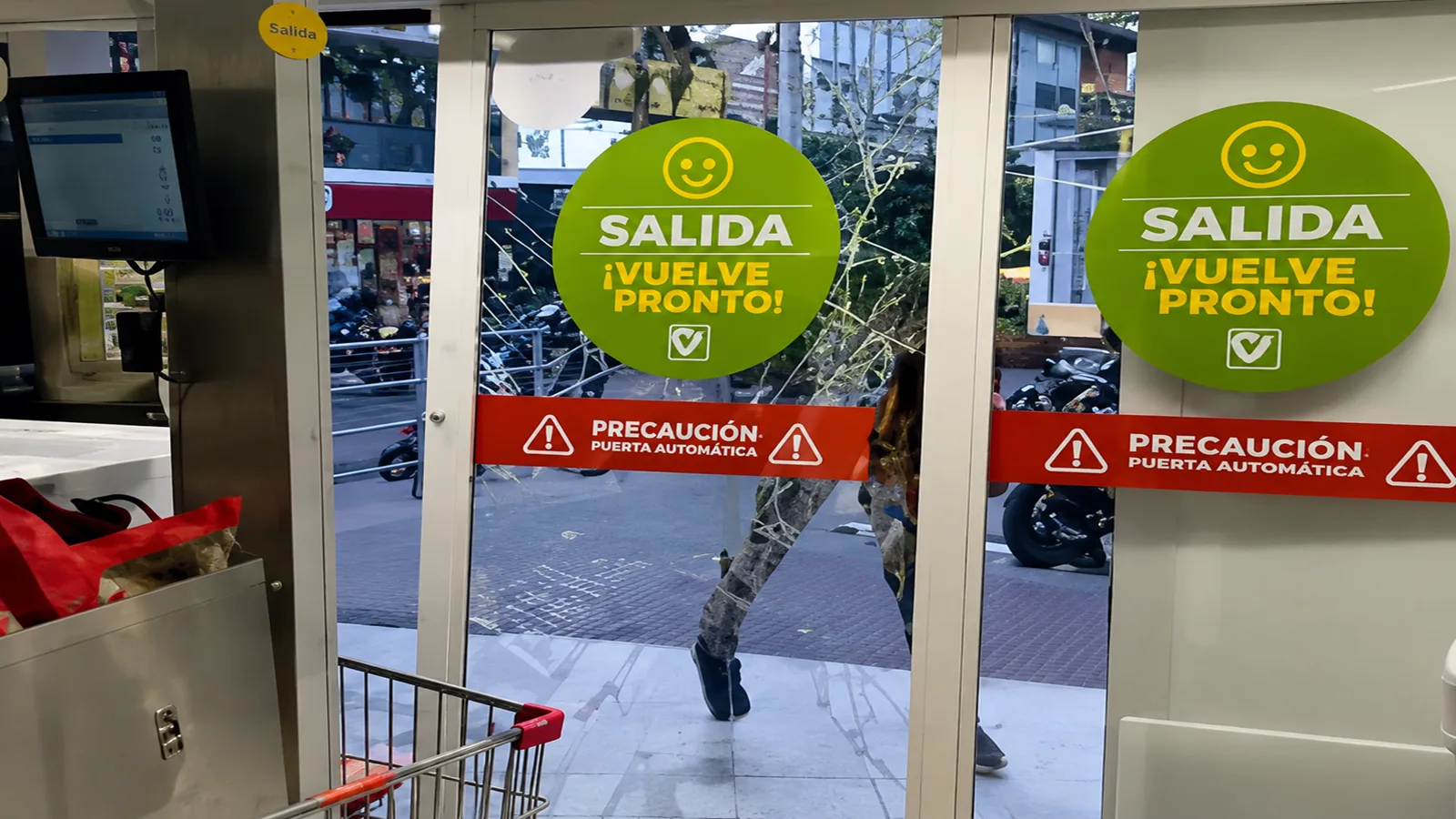 Mujer desató violento episodio dentro de local D1 después que impidieran que esta se fuera sin pagar