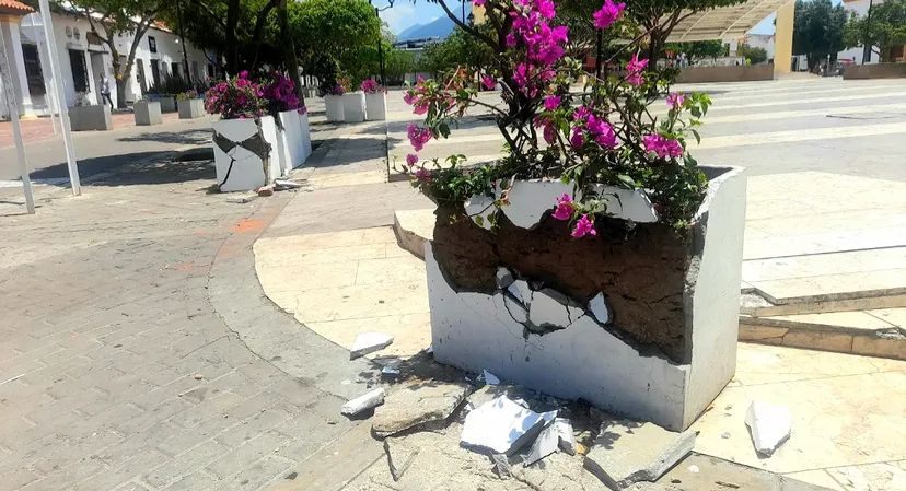 Habitantes de calle vandalizaron materas de la Plaza Alfonso López y reavivan preocupación por el abandono del centro histórico