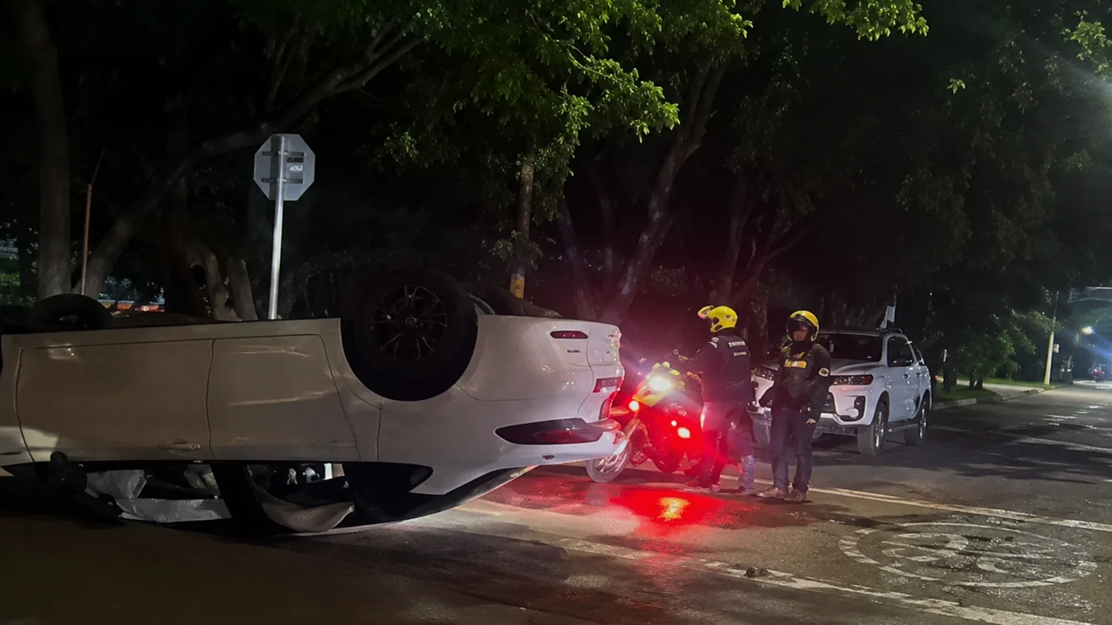 Aparatoso accidente en vía a Hurtado, vehículo terminó volcado tras arrancar un árbol de raíz