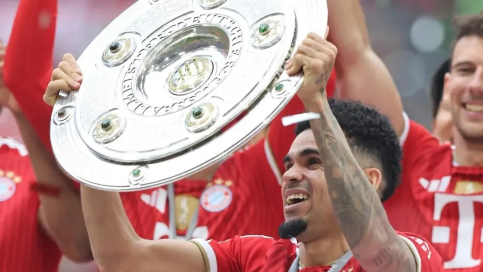 ¡Lucho Díaz desató la locura en Alemania! El colombiano levantó la Bundesliga tras una temporada brillante con Bayern Múnich