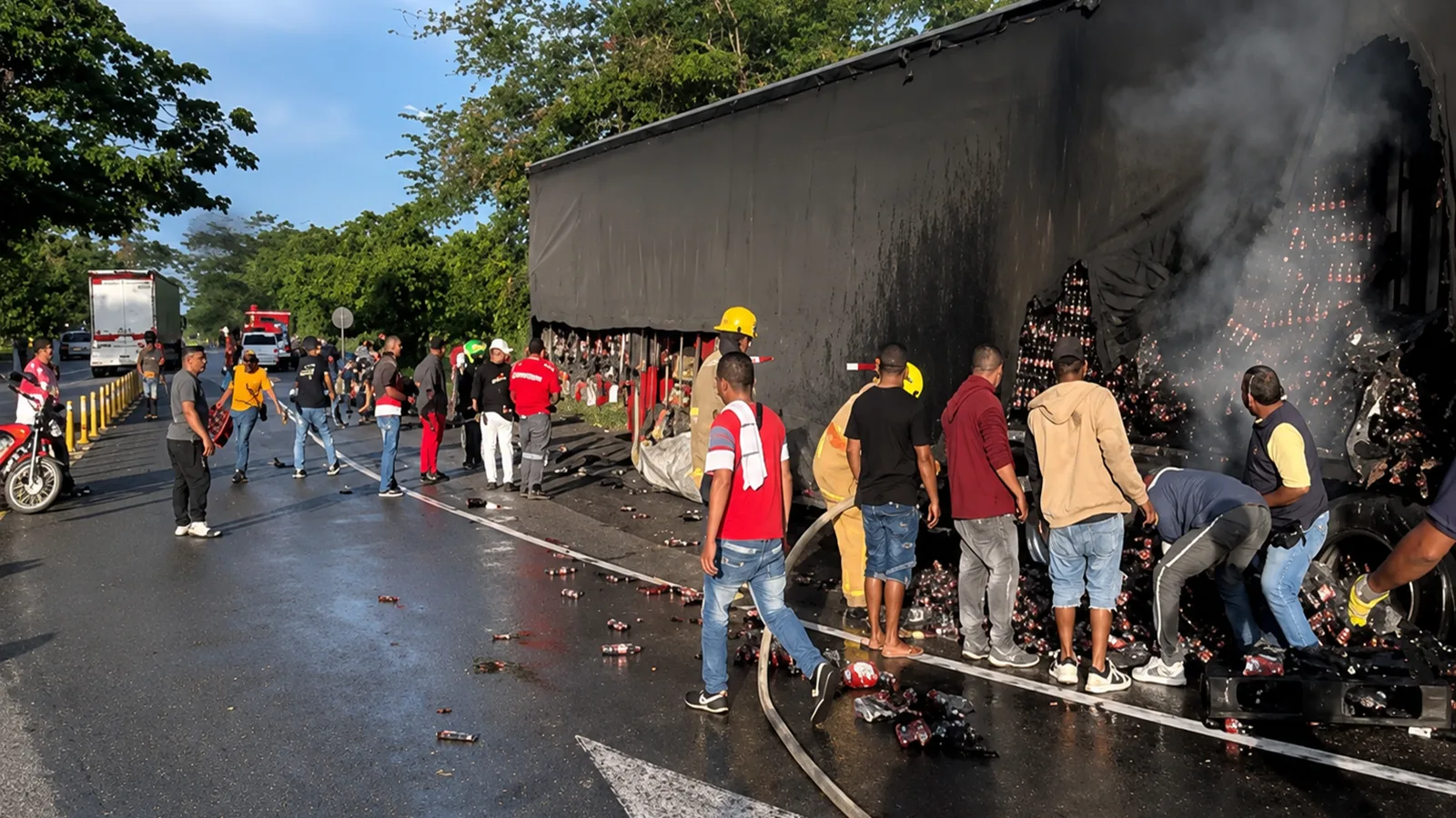 Se incendió tractomula de Coca-Cola y terminó saqueada en plena vía entre Bolívar y Sucre