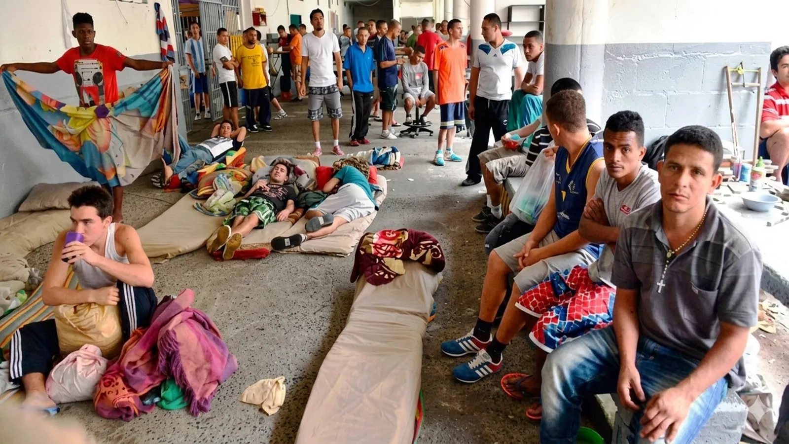 ¿Justo castigo? Crisis carcelaria en Colombia: más del 40 % de los presos no tiene cama y muchos duermen en el suelo