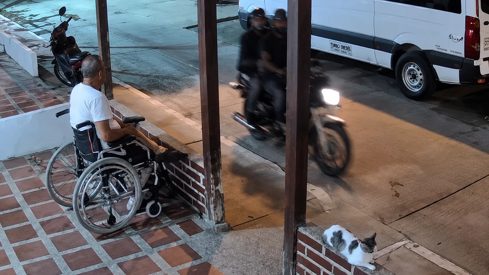 ¡Les salió armado! Hombre en silla de ruedas frustró presunto atraco de motociclistas frente a su casa