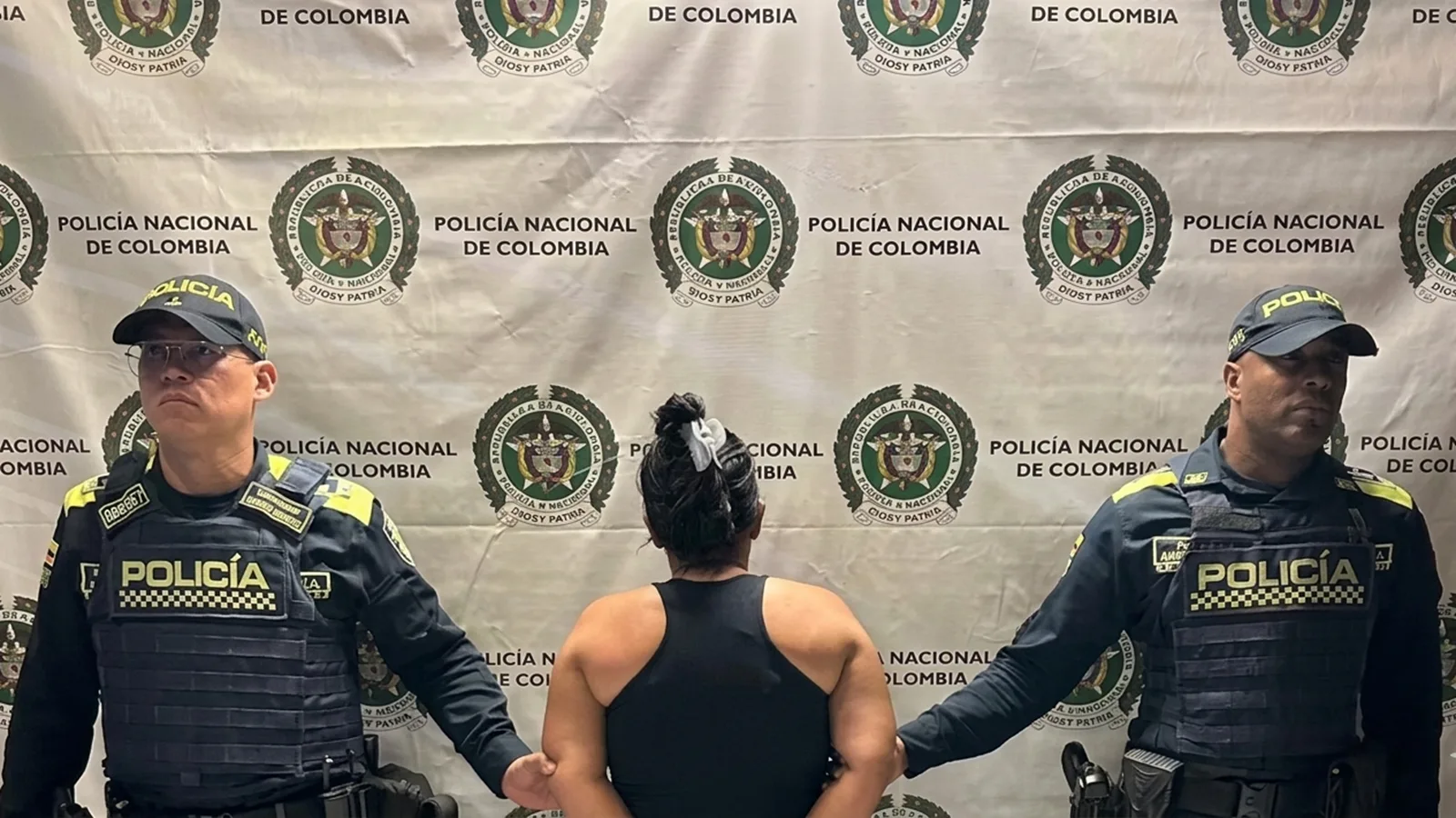 ¡Tragedia en Yumbo! En el calor de una discusión mujer apuñala a su marido en el tórax y le causa la muerte, el hecho quedo grabado en cámaras de seguridad de los vecinos