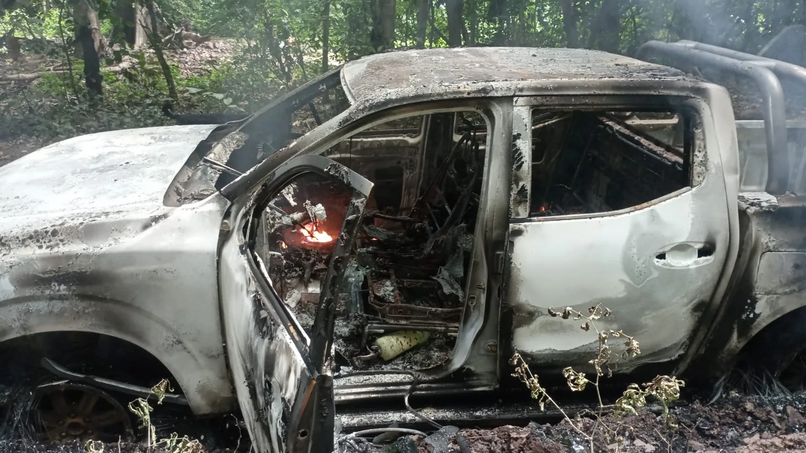 Hombres armados queman camioneta de ciudadano que logró huir