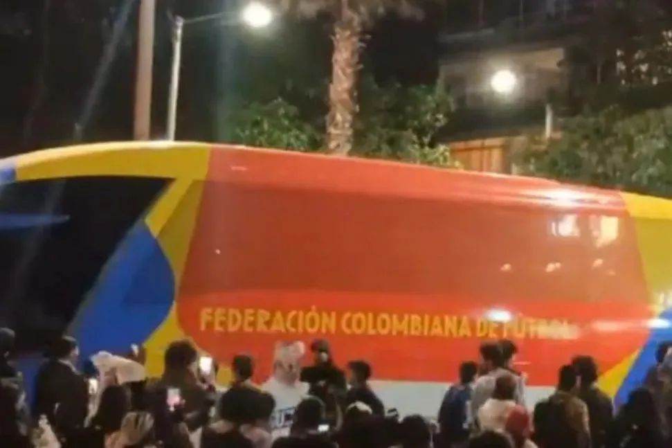 Marcha de apoyo a Iván Cepeda bloqueó el paso del bus de la Selección Colombia en Bogotá