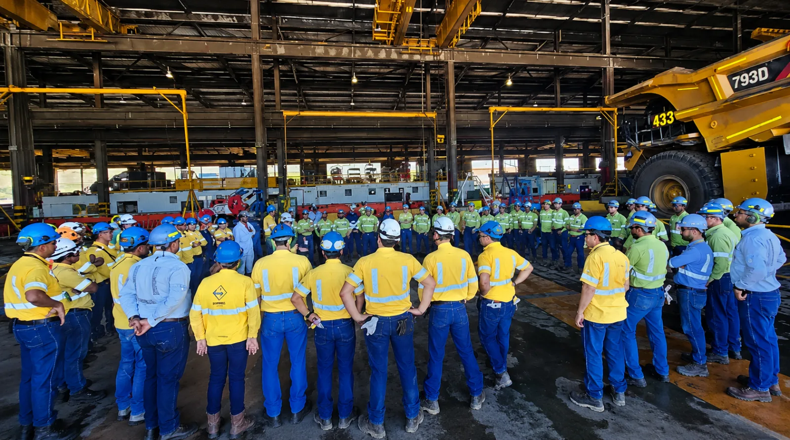 Suspensión de contratos en Cerrejón genera incertidumbre entre trabajadores tras bloqueo férreo