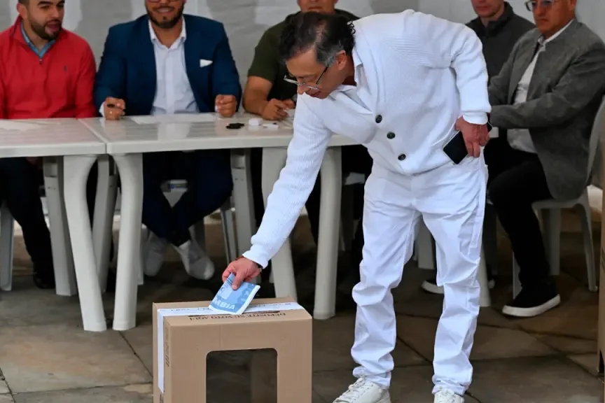 Petro llama a votar masivamente y desata nueva polémica por presunta participación en política