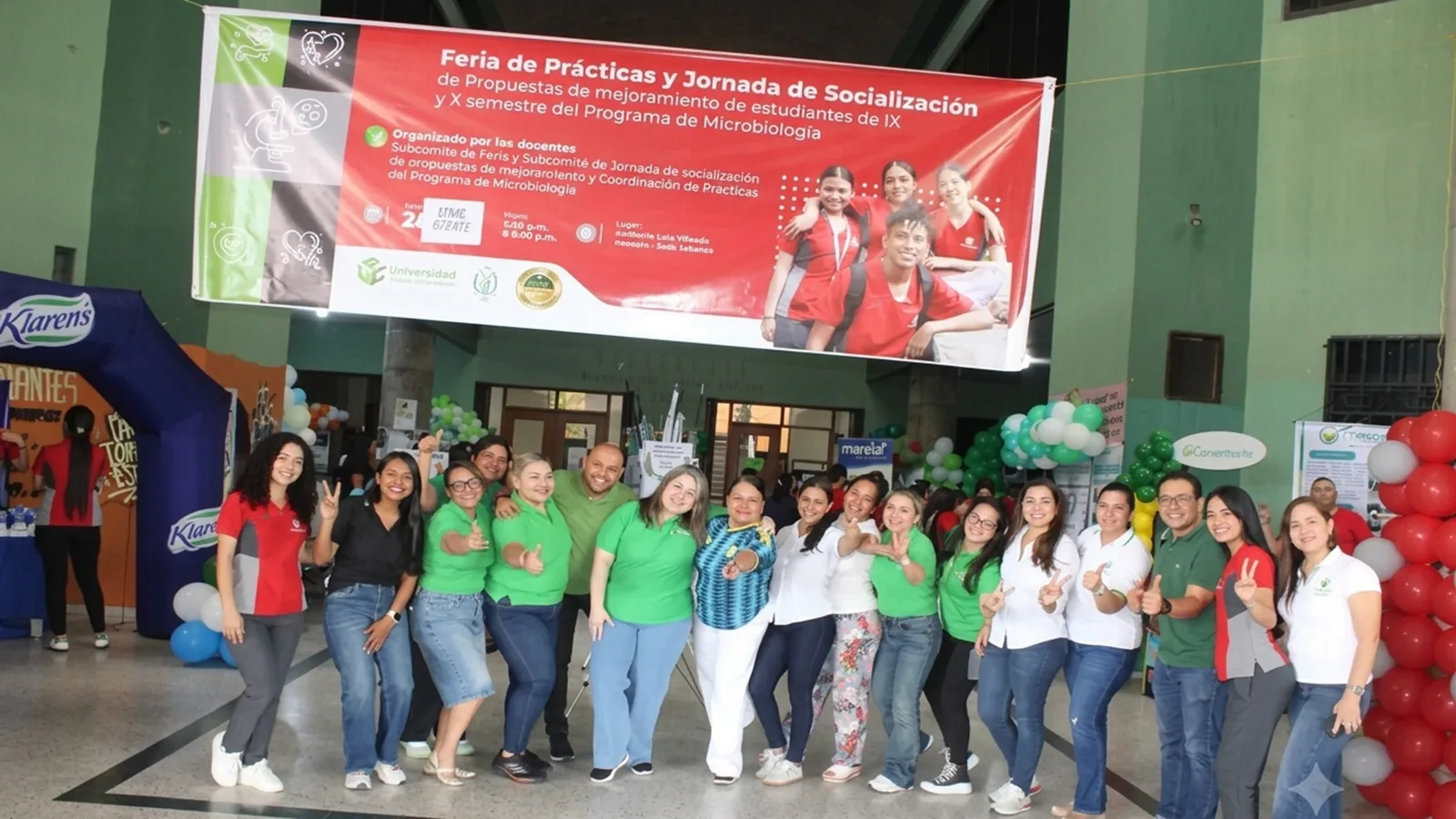 Estudiantes de Microbiología presentan proyectos innovadores en feria académica que conecta la universidad con el sector productivo