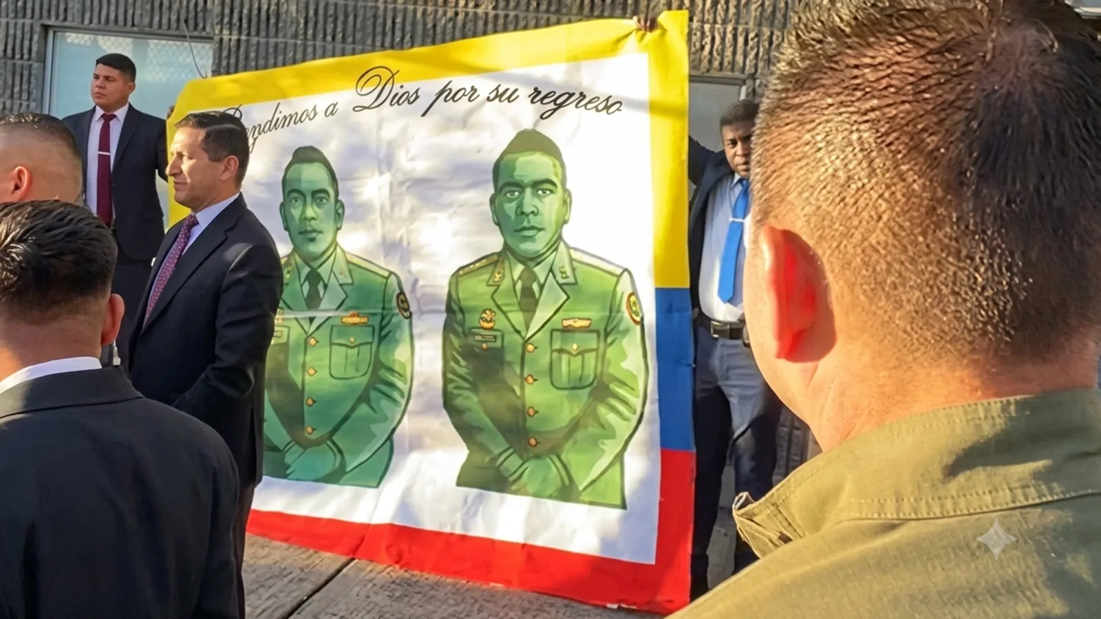 Tras 11 meses de cautiverio, patrulleros de la Policía recuperan la libertad y regresan con sus familias
