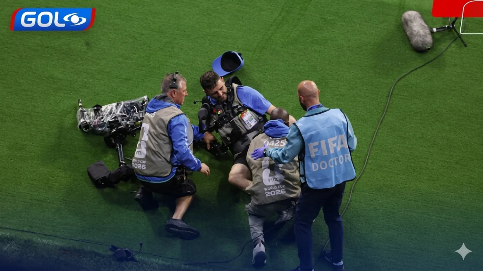 ¡Terminó en ambulancia! Camarógrafo fue arrollado durante una jugada entre Luis Díaz y un defensor de Uzbekistán