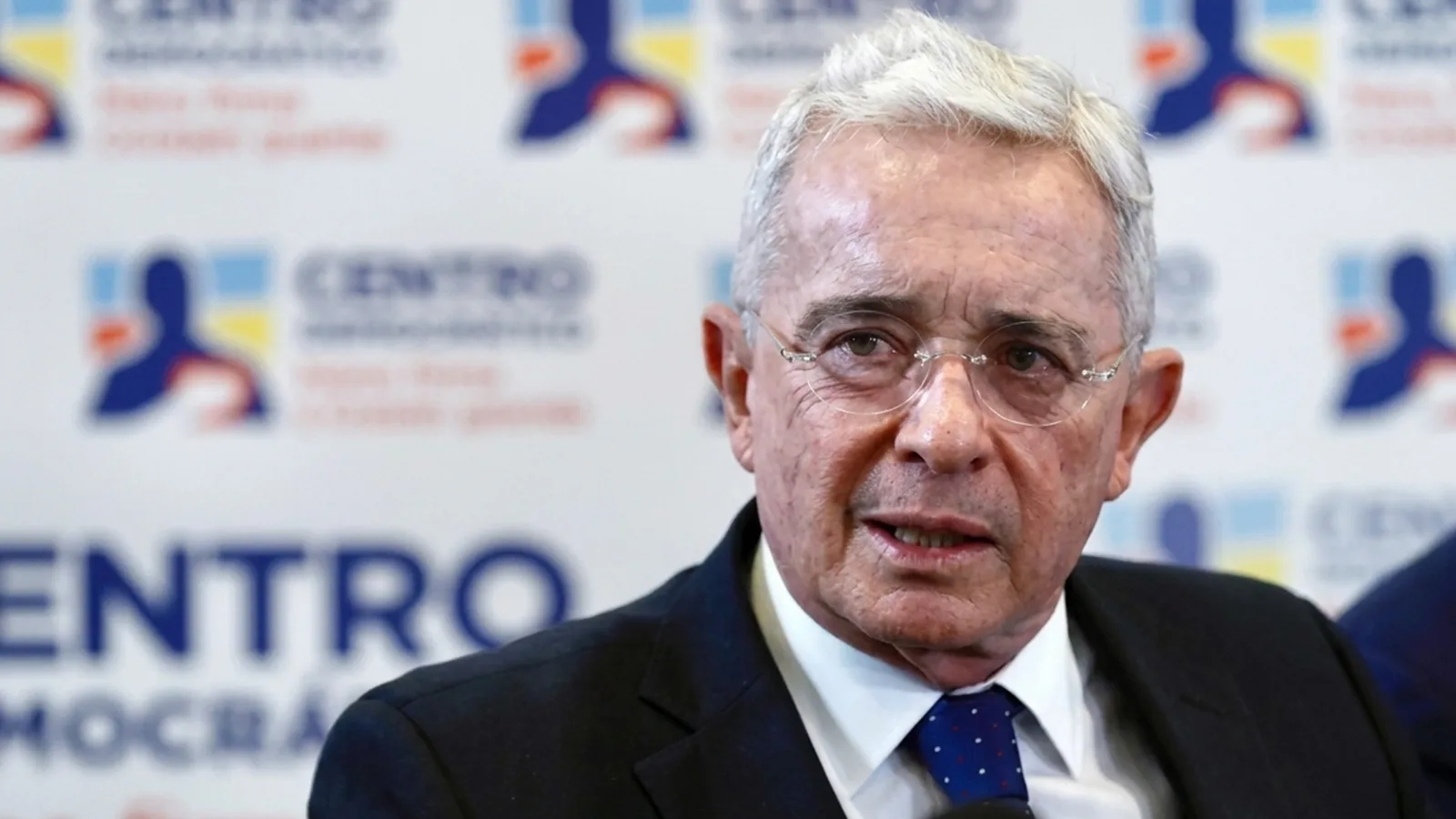 Fiscalía abre investigación contra Álvaro Uribe por casos El Aro y La Granja; expresidente denuncia “persecución política”