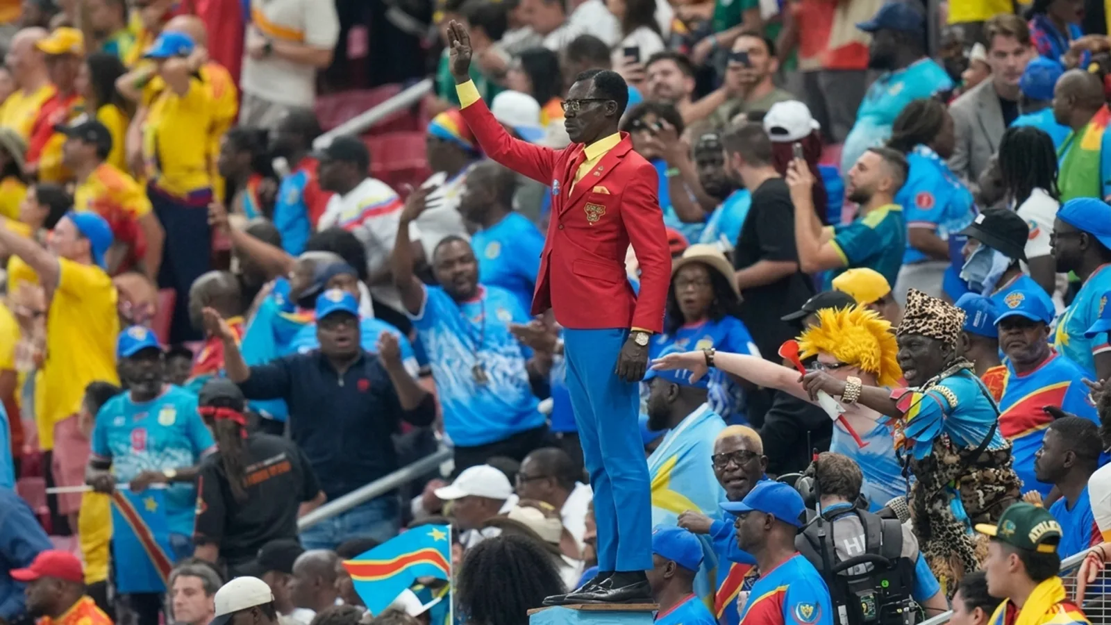 “La estatua viviente” que llamó la atención en el Colombia vs. Congo: quién es Lumumba Vea, el hincha que se volvió viral