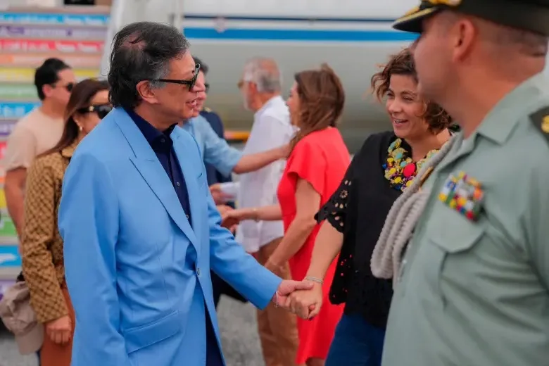 Petro llega a Roma para reunirse con el papa León XIV y denuncia un supuesto desplante del Gobierno italiano