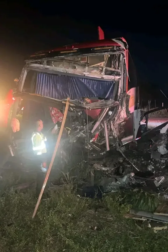 Tres muertos y varios heridos deja choque entre un camión cisterna y un bus en la Troncal de Oriente