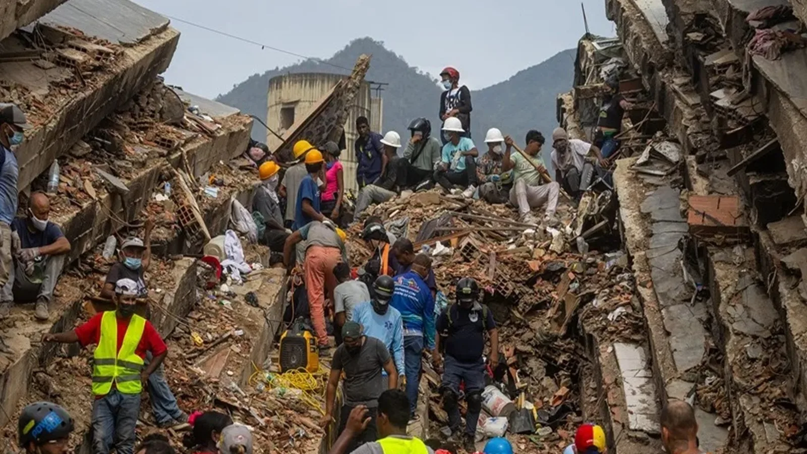 Aunque régimen de Venezuela solo ha admitido el fallecimiento de 1.930 personas, en La Guaira se reporta un fuerte hedor por cuerpos aún atrapados bajo los escombros