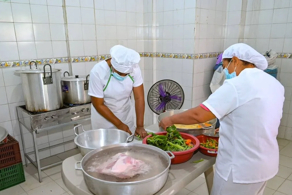 Denuncian presuntas fallas sanitarias en alimentos entregados a adultos mayores en Los Corazones