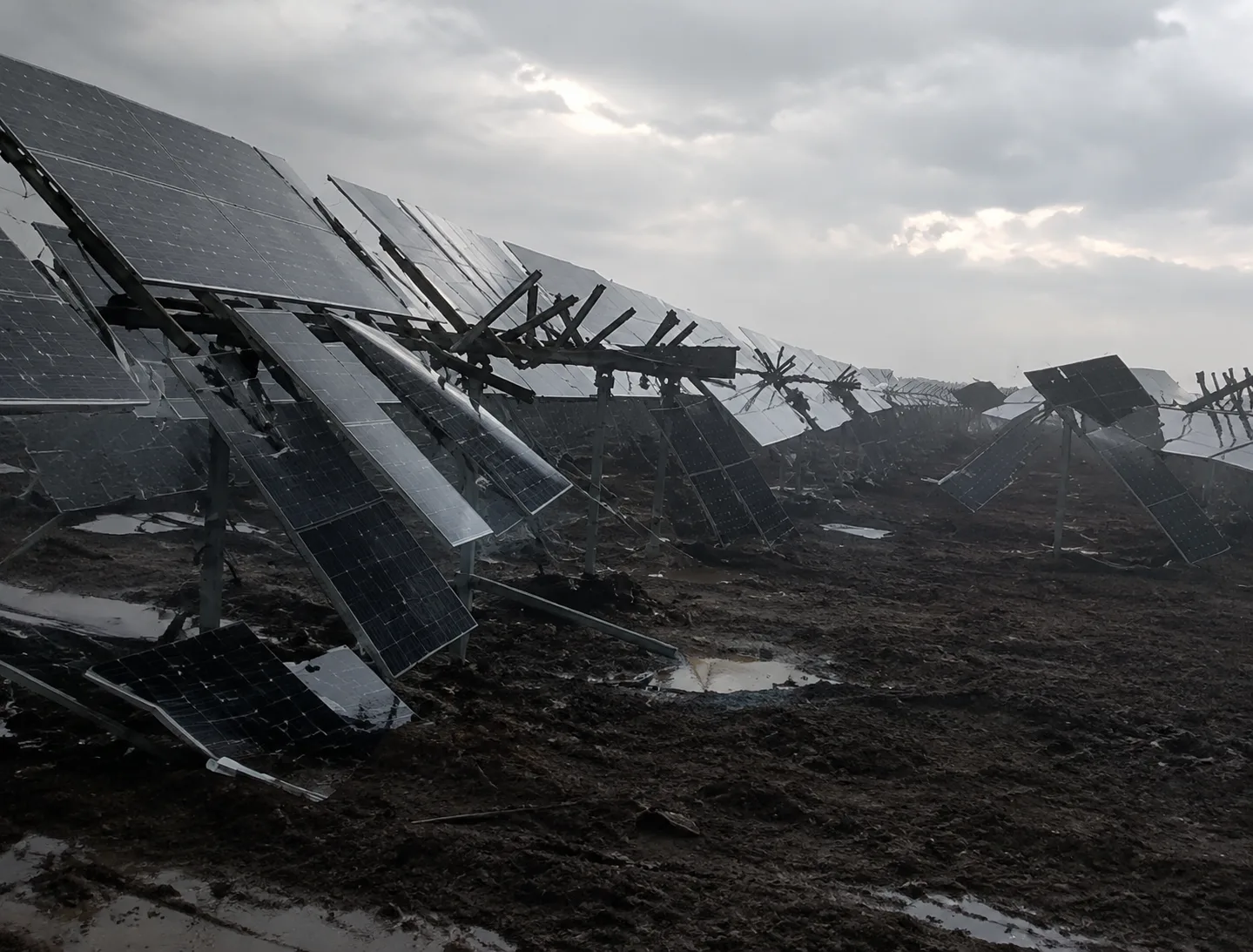 Fuertes vientos y lluvias provocan millonarios daños en parque solar de La Loma, Cesar