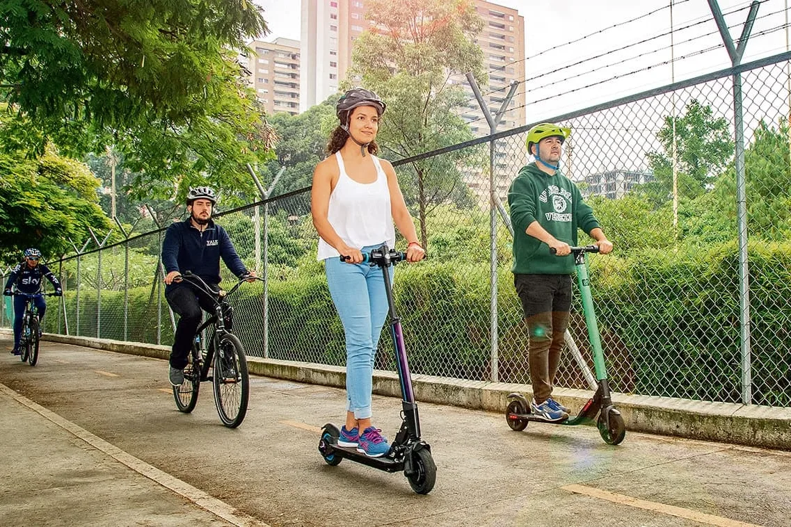 Gobierno alista nuevas reglas para el uso de patinetas y bicicletas eléctricas en Colombia