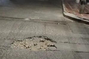 Vecinos del barrio Obrero de Valledupar se quedan por hueco que dejó Emdupar luego de solucionar una fuga de agua hace más de un mes.
