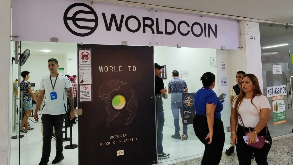 Se acabó Worldcoin en Colombia: SIC prohíbe el escaneo de iris y ordena borrar todos los datos recolectados