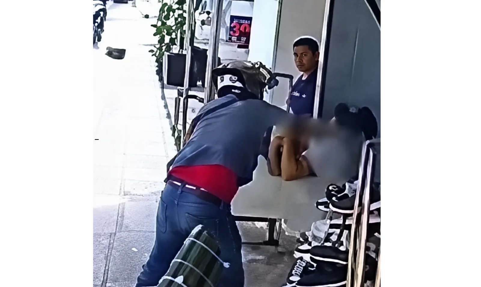 Rechazo en Valledupar: cámaras captaron presunta agresión contra un zapatero con discapacidad