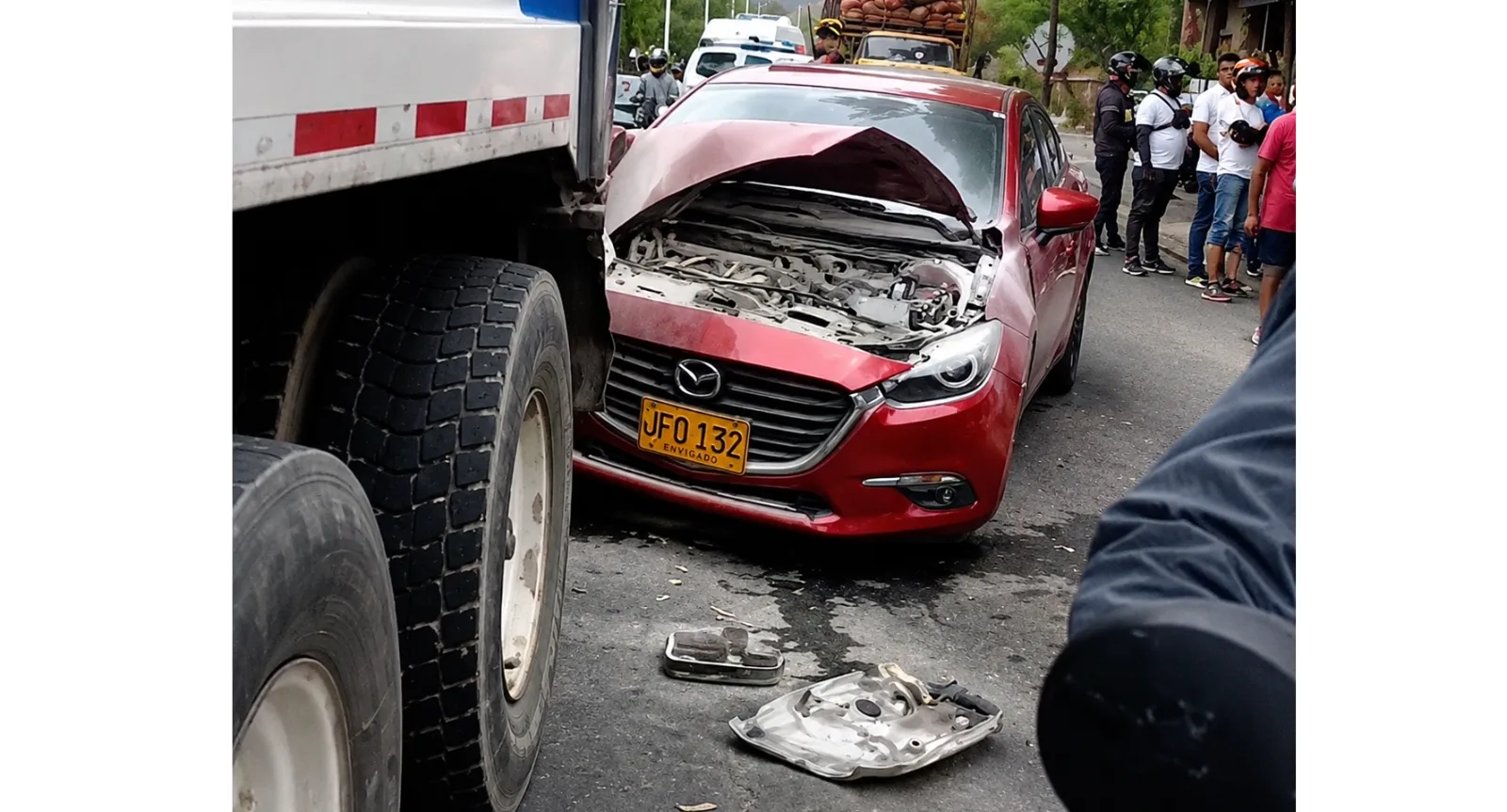Fuerte choque entre carro recolector de aseo y un Mazda dejó una mujer herida cerca del puente Hurtado
