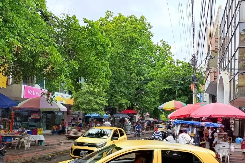 Comerciantes del centro de Valledupar denuncian vertimiento de aguas residuales frente a establecimientos comerciales