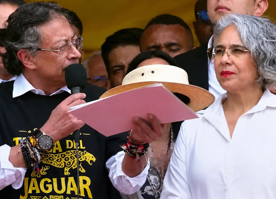 Petro devuelve sombrero del excomandante del M-19 Carlos Pizarro a su familia porque este "peligraba" dentro de la Casa de Nariño